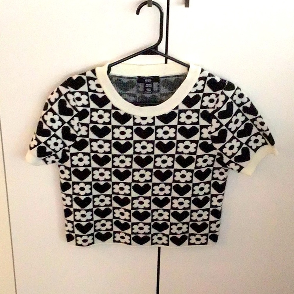 Checkered heart and flower new look black and white short-sleeve sweater.